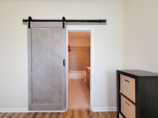Building Photo - 1610 Pointe Leone
