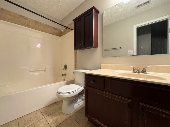 Building Photo - Lovely 4 Bed 2 Bath Home in West Gate