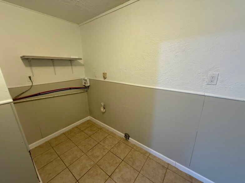 Building Photo - 1216 E Foster Ave