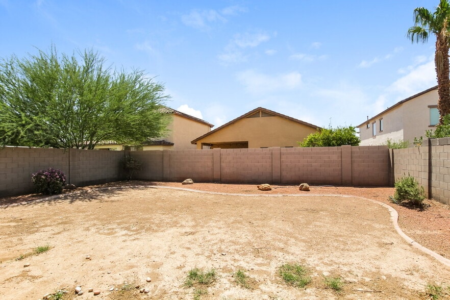 Building Photo - 11559 W Buchanan St