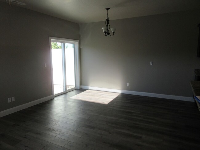 Building Photo - Move-In Bonus - Newer Town home living in ...