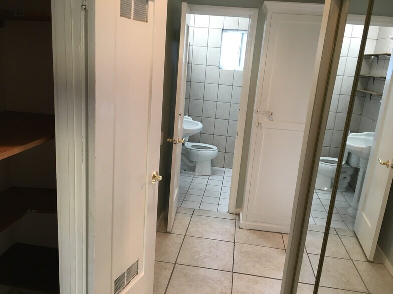 Building Photo - 1117 E California Ave