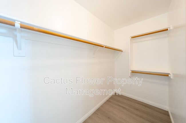 Building Photo - 970 N Willow St