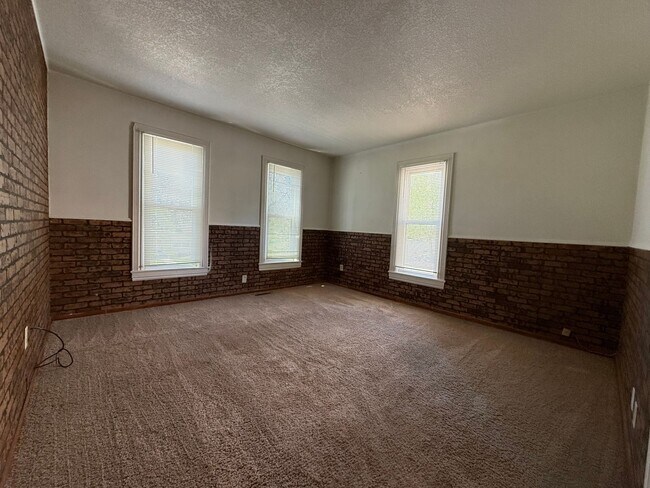 Building Photo - 3BR/1BA Anoka Home Available Now!
