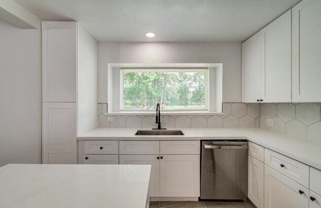 Building Photo - 494 Brandon Rd