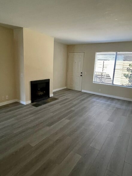 Spacious Living room - 10960 Bluffside Dr