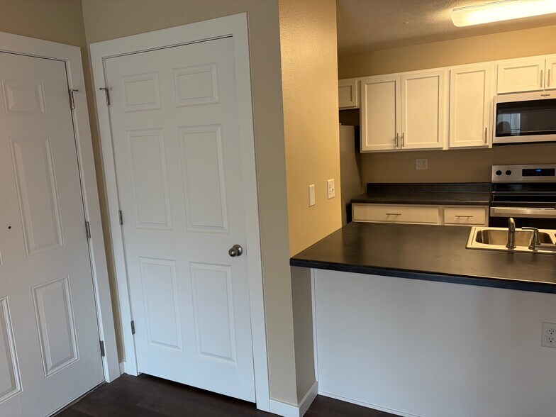 Building Photo - 1365 S Scenic Ave