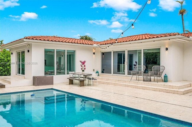 Building Photo - 1080 NE 104th St