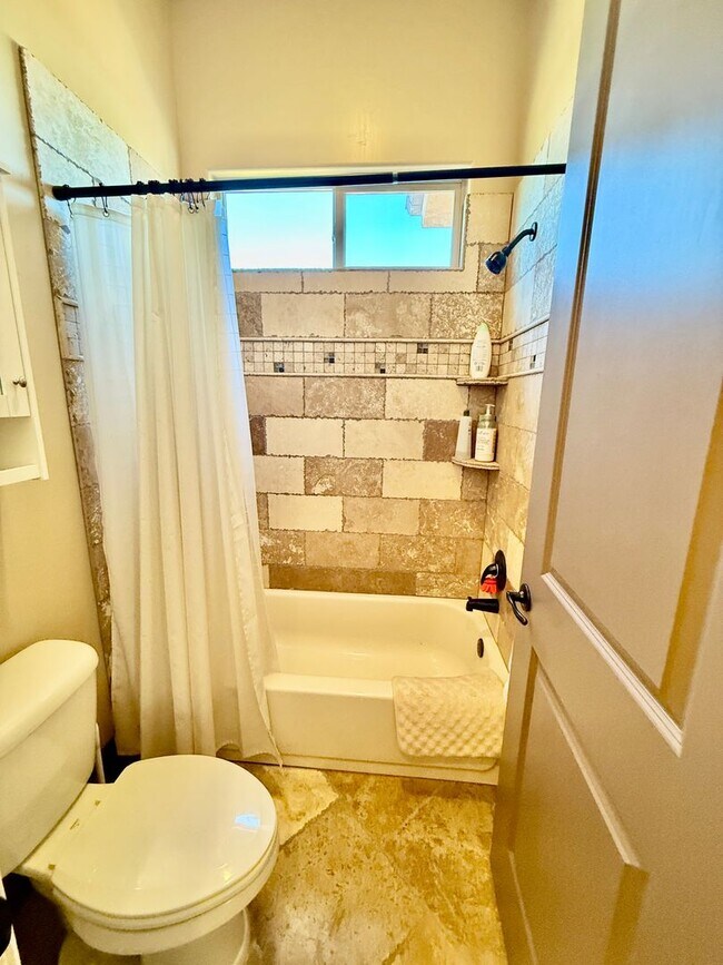 Building Photo - Beautiful Five-Bedroom Home in Tonaquint V...