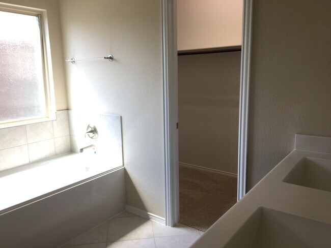 Building Photo - House for Lease in Heartland Area!