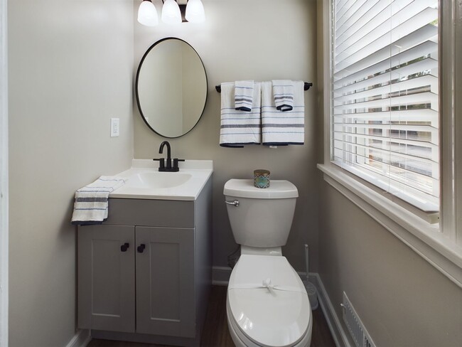 Building Photo - 709 N Parham Rd