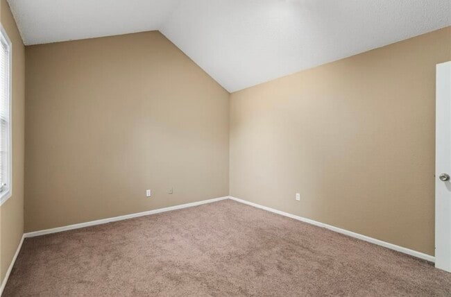 Building Photo - 122 NE Greystone Dr