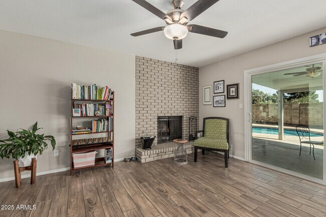 Building Photo - 3741 W Poinsettia Dr