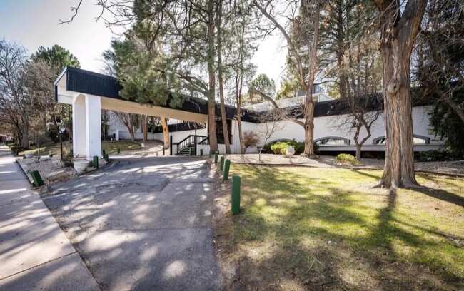 Building Photo - 2325 S Linden Ct