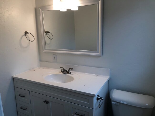 Building Photo - Updated 3 bedroom 1.5 bath duplex!