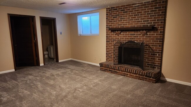 Building Photo - 2 bedroom on quiet street!