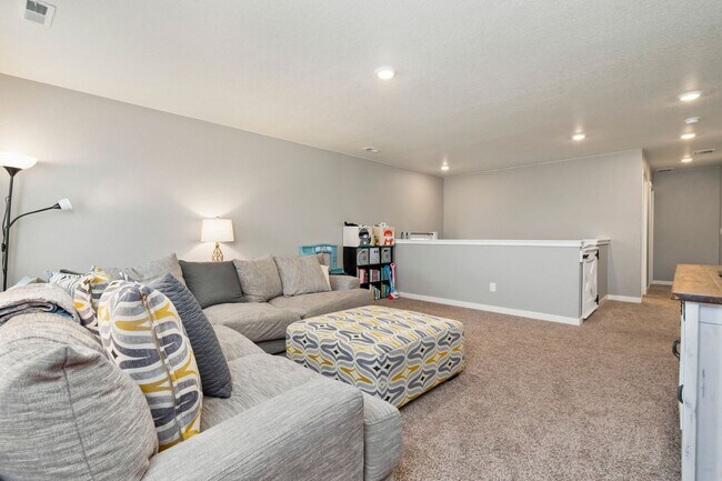 Building Photo - 4 Bedroom Overlooking Orchard in Windsor