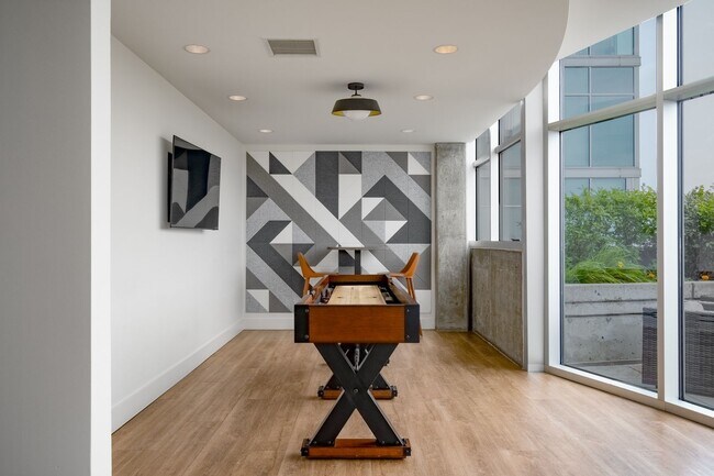 Building Photo - Glass House 1 Bed 1 Bath High Rise Condo w/ Mountain & City Views!!