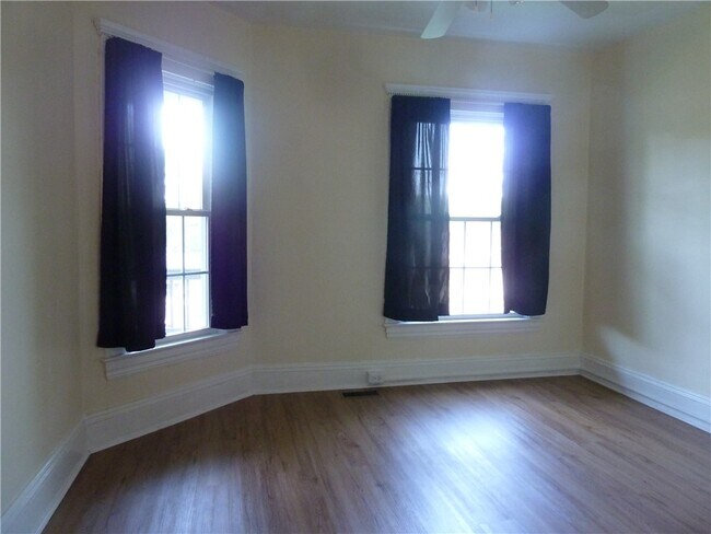 Building Photo - 120 W 6th St
