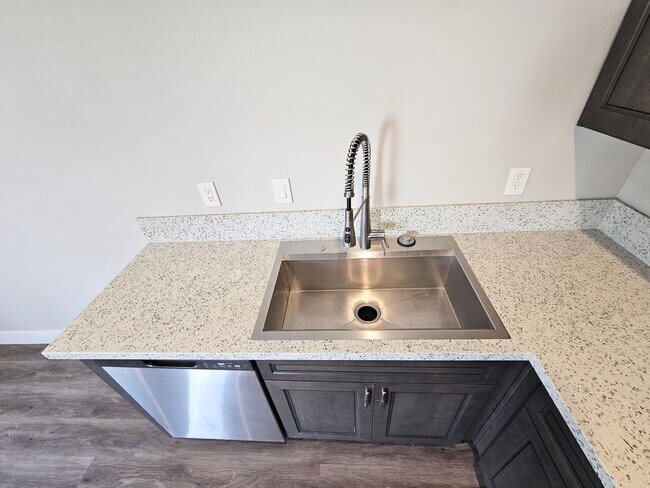 Building Photo - **Nearly New 1-Bedroom Midtown Apartment f...
