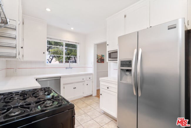Building Photo - 474 S Roxbury Dr