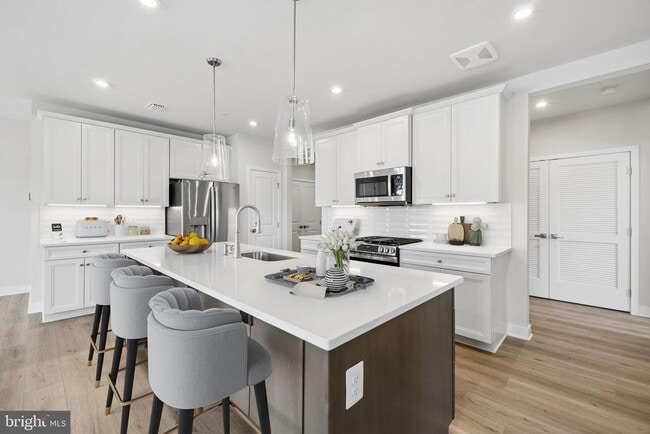 Building Photo - 1611 POTOMAC SHORES Pky