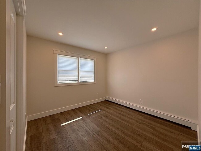 Building Photo - 682 Valley Brook Ave