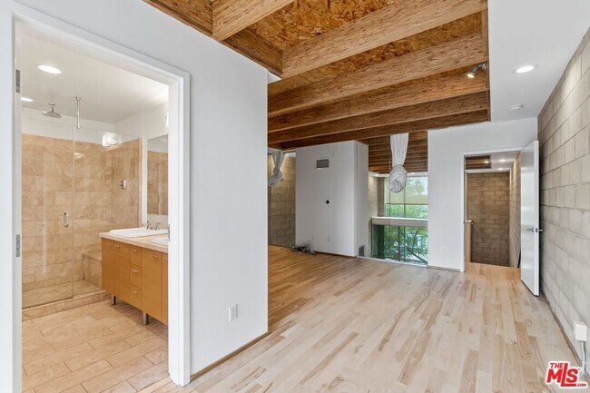 Building Photo - 6615 Melrose Ave