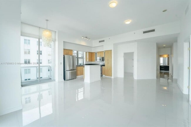 Building Photo - 7910 Harbor Island Dr