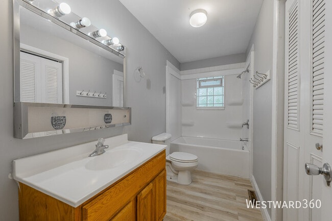 Building Photo - 2221 Belmont Ave