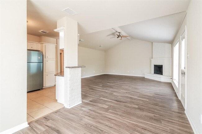 Building Photo - 14003 Apple Dr