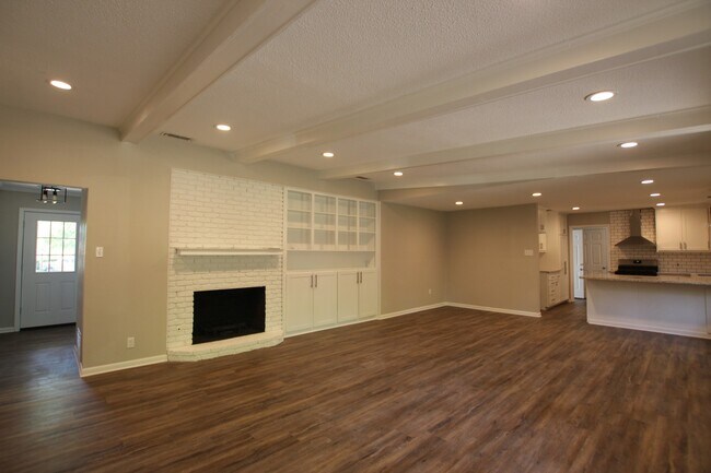 Building Photo - 701 Fair Ln