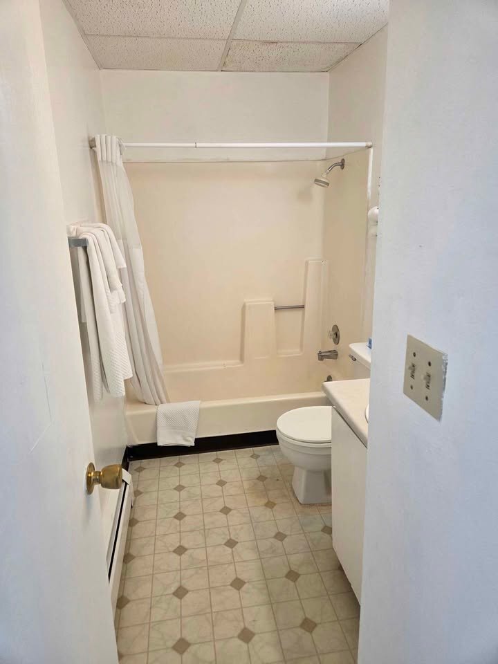 Building Photo - 1209 Country Ln