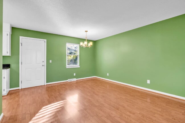 Building Photo - 3BR/2BA Cul-de-Sac Retreat Minutes from Downtown..Fenced Yard & Deck! $2100/mo rent