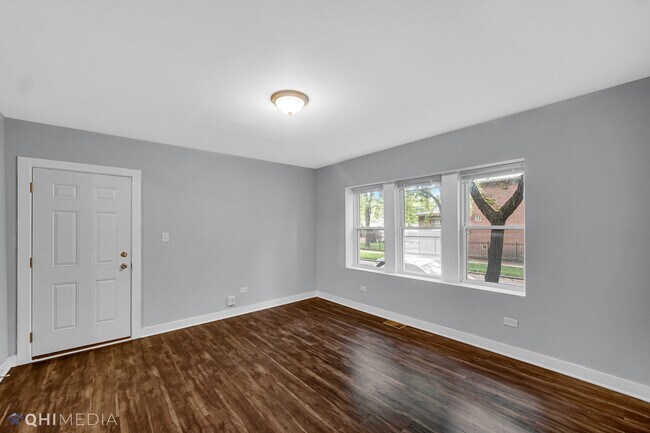 Building Photo - 350 E 74th St