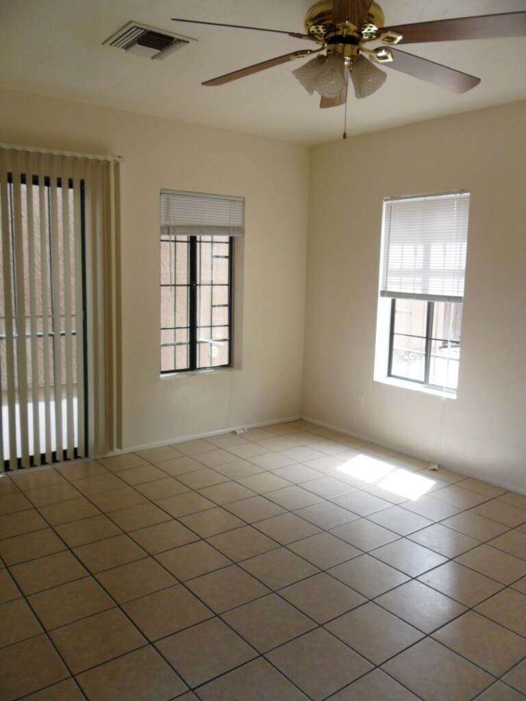 Building Photo - 1328 E Lee St