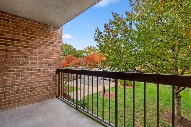 Building Photo - 2 Bed 1 Bath - Georgetown Village Condo - Move In Ready