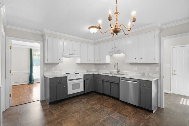 Building Photo - Pet Friendly Three Bedroom in Sango!