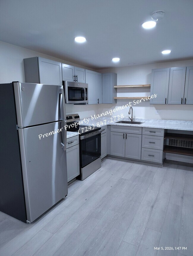 Building Photo - 906 Clyde St