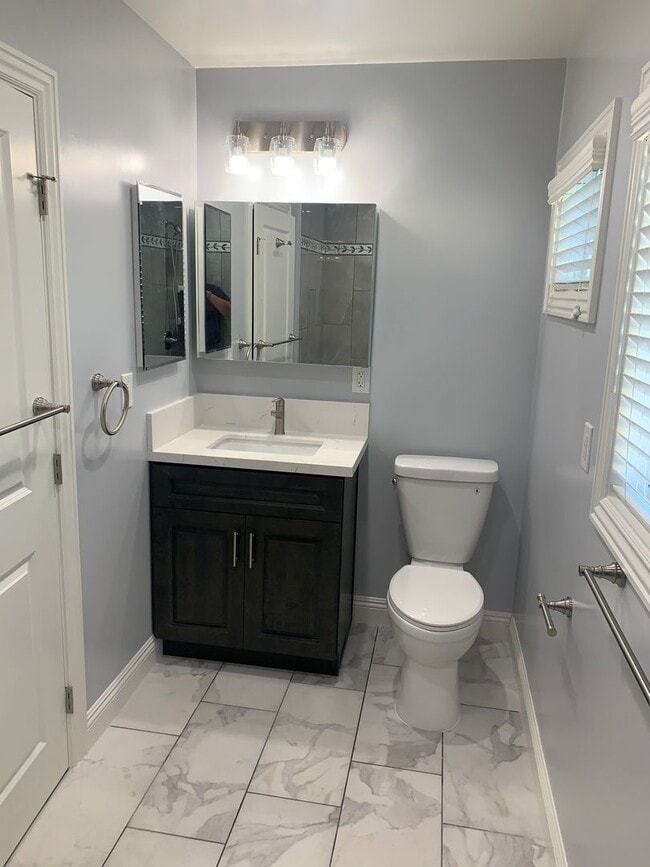 Building Photo - Fully Updated Spacious Studio Above Garages in Pasadena!