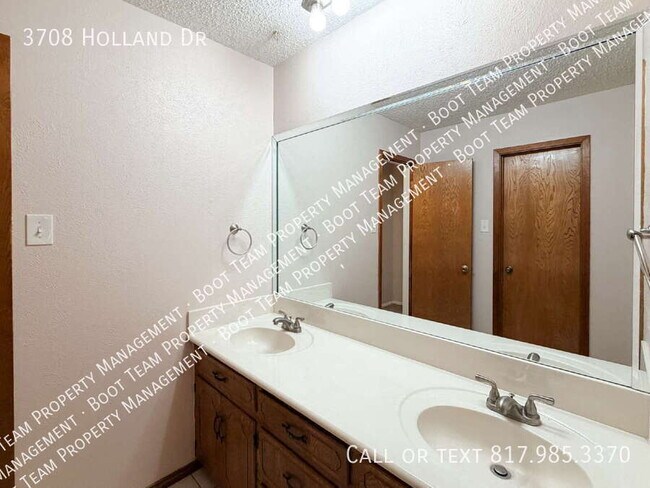 Building Photo - 3708 Holland Dr