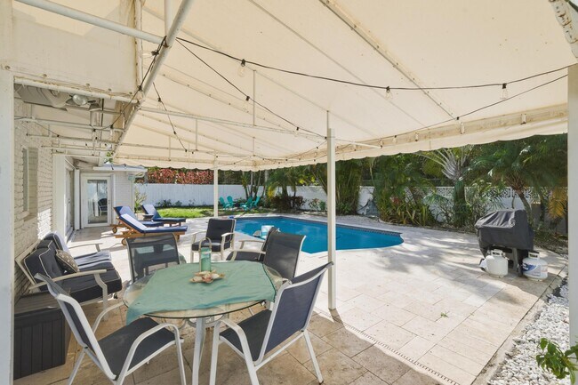 Building Photo - 3036 NE 19th St