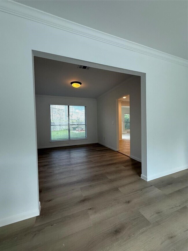 Building Photo - 2406 Lakefield Way