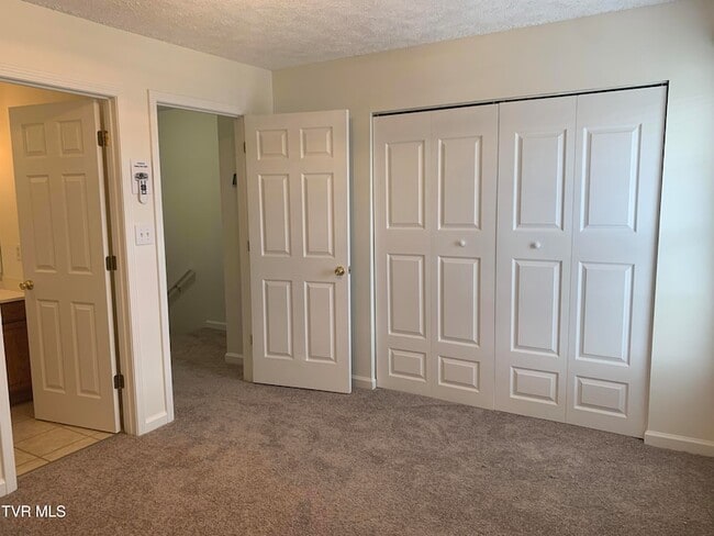 Building Photo - 15 Lake Village Ct