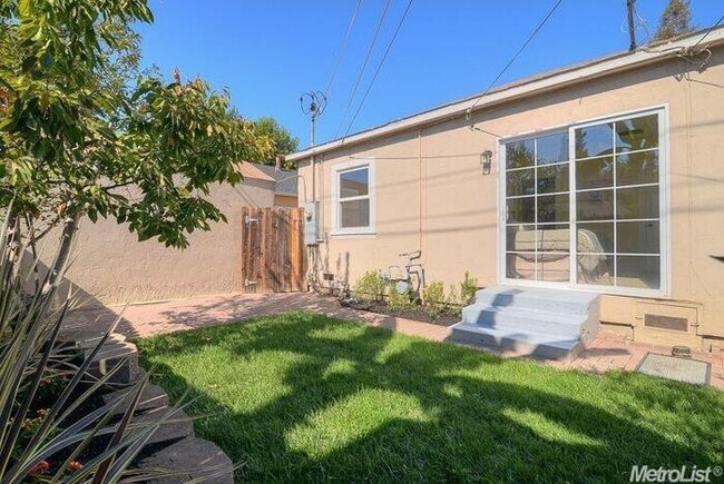 Building Photo - Stylishly Updated 2 Bed Home in Prime Midt...