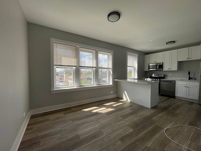 Building Photo - 722 N Austin Blvd