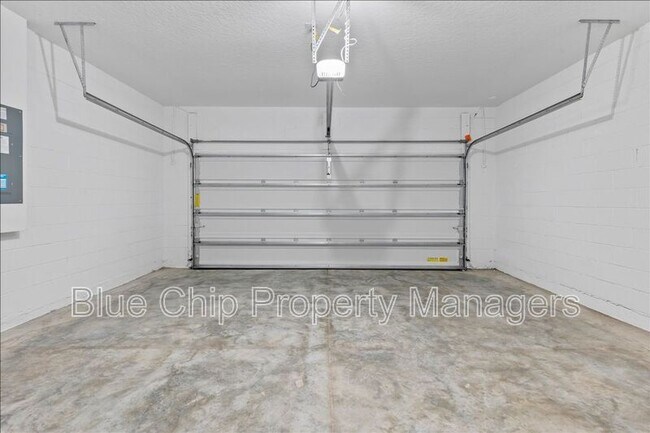 Building Photo - 1229 Pampus Dr