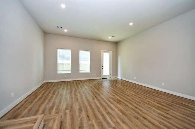 Building Photo - 2189 Mansfield St