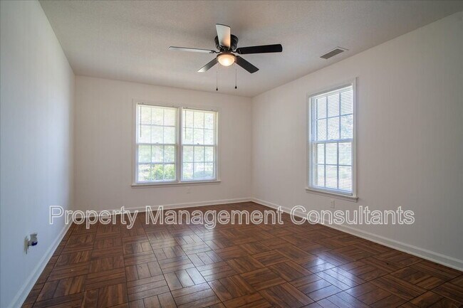 Building Photo - 2524 Chickasaw Dr