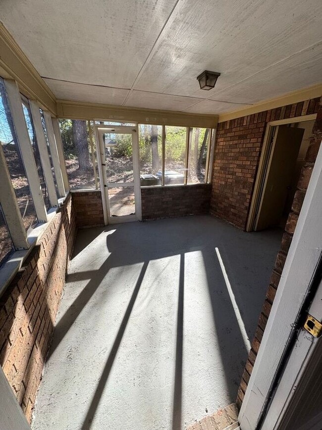 Building Photo - READY NOW!!! Beautiful brick front 2 bedroom 1 bath ranch duplex!